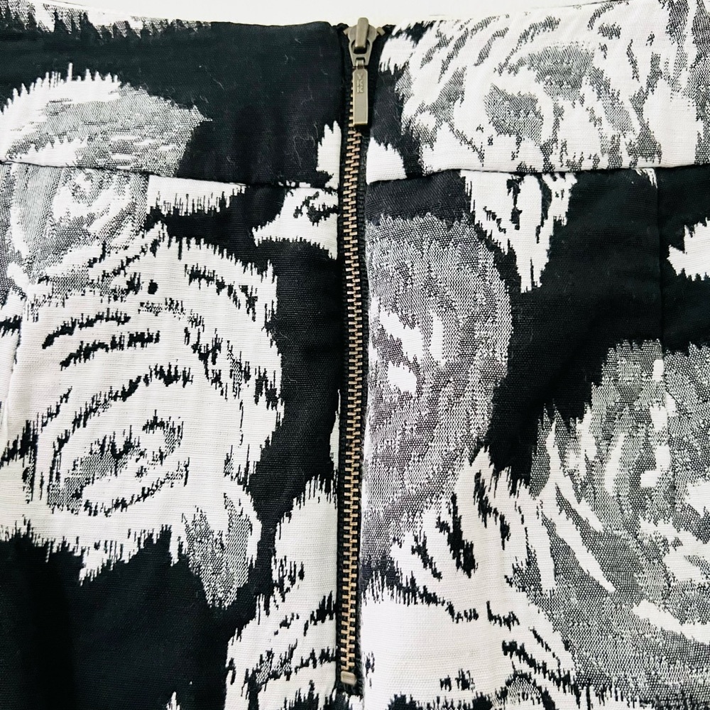 Banana Republic Skirt black, and white floral - Picture 4 of 6